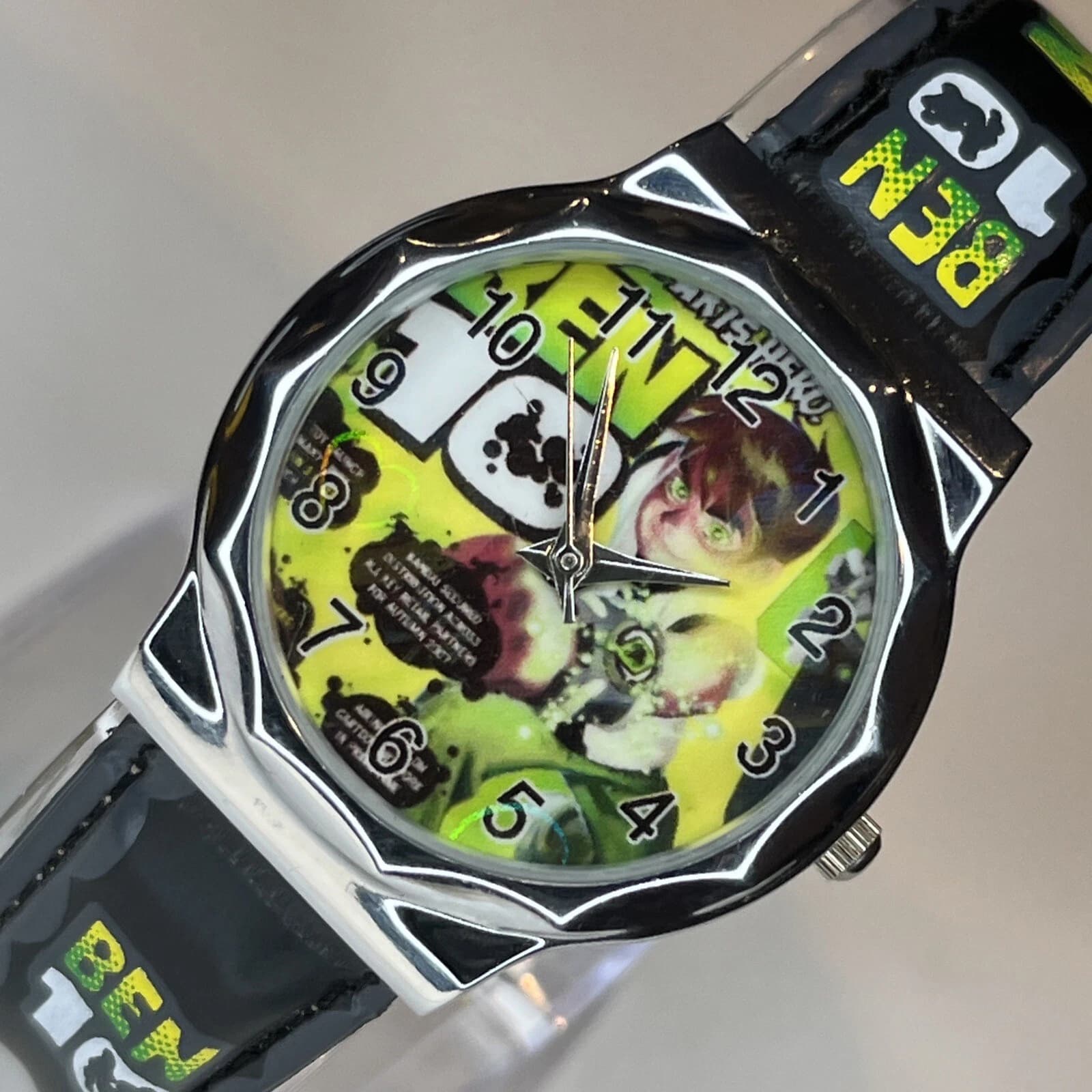 It doesn't work, probably just the battery. I'm swap it for the 3.75' Ben 10 Ultimate Alien HUMUNGOUSAUR Action Figure