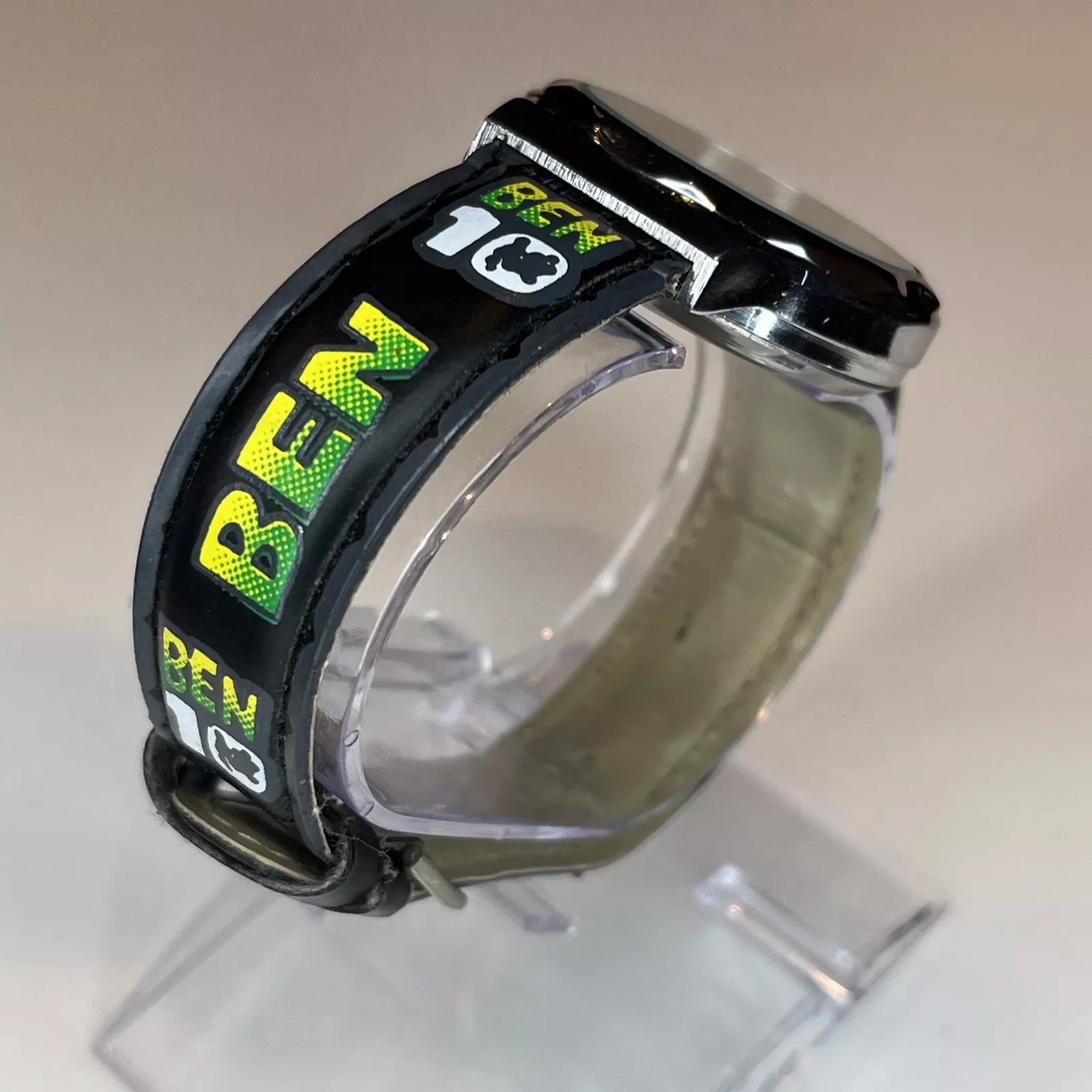 Easy-to-read Ben 10 analog watch for boys with a silver case and green faux leather. view 3